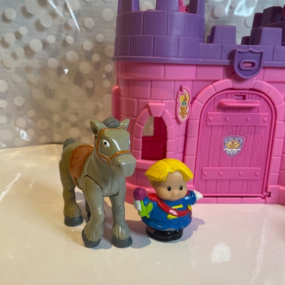 LITTLE PEOPLE FISHER PRICE PLAY AND N GO 🏰CASTLE - Picture 2 of 13